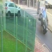 Video: condutora ignora 'pare' e causa acidente no Santo Antônio - Reprodução