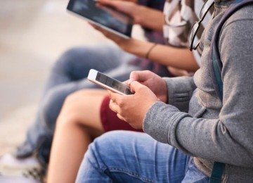 O aumento do tempo de tela de adolescentes durante as f&eacute;rias eleva a exposi&ccedil;&atilde;o a riscos e vulnerabilidades no ambiente digital. -  (crédito: FreePik)