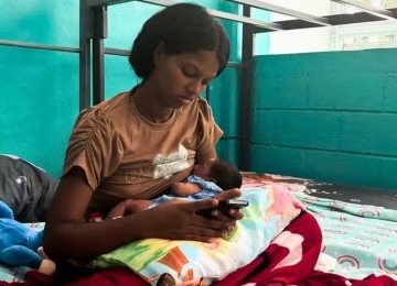 Bebê nasce entre escombros de duplo terremoto que abalou a Venezuela  -  (crédito: Paula Ramon/AFP)