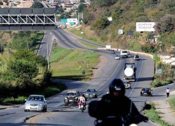 BR-381, na Grande BH: trânsito misto de motos, carros e caminhões, em área com acessos e tráfego de pedestres -  (crédito: Alexandre Guzanshe/EM/D.A Press)