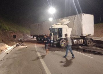 Carreta ficou atravessada na pista e destroços espalhados pela via -  (crédito: Redes Sociais/Reprodução)