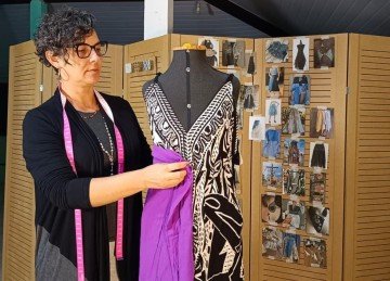 À frente do Re-Veste, Alessandra Cecílio une moda autoral, upcycling e sensibilidade para mostrar que cada peça pode carregar uma história — e inspirar novos começos -  (crédito: Jean Felix/Divulgação)