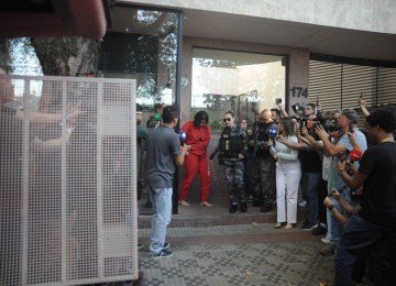 Diarista saindo do apartamento em BH -  (crédito: Alexandre Guzanshe/EM/D.A Press)