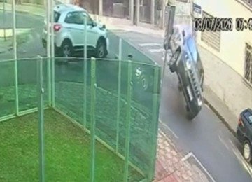 Acidente ocorreu na manhã desta quarta-feira (8/7), no  cruzamento das ruas Quintiliano Silva e Rafael Magalhães, no Santo Antônio, Região Centro-Sul de BH -  (crédito: Reprodução)