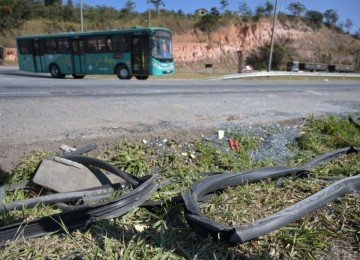 O ônibus tombou ao fazer um retorno, na altura do quilômetro 512 da BR-040 -  (crédito: Alexandre Guzanshe/EM/D.A.Press)