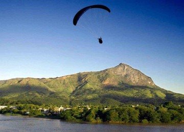 Pico da Ibituruna é o cartão-postal de Governador Valadares, capital mundial do voo livre
 -  (crédito: Reprodução)