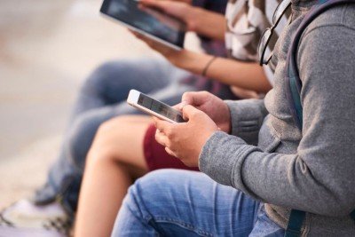 O aumento do tempo de tela de adolescentes durante as f&eacute;rias eleva a exposi&ccedil;&atilde;o a riscos e vulnerabilidades no ambiente digital. -  (crédito: FreePik)