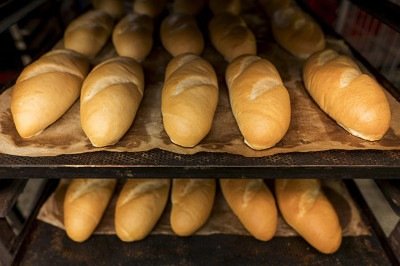 Desde 2001, é proibido no Brasil o uso de bromato de potássio no preparo dos pães. A substância, que faz o pão inchar, é considerada nociva à saúde e foi muito criticada pelos consumidores, que percebiam os pães grandes, mas menos pesados, e mais esfarelados na hora da refeição.  -  (crédito: freepik)