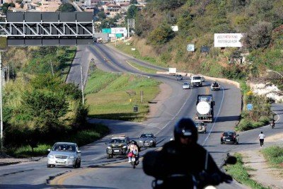 BR-381, na Grande BH: trânsito misto de motos, carros e caminhões, em área com acessos e tráfego de pedestres -  (crédito: Alexandre Guzanshe/EM/D.A Press)