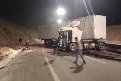 Carreta ficou atravessada na pista e destroços espalhados pela via -  (crédito: Redes Sociais/Reprodução)