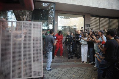 Diarista saindo do apartamento em BH -  (crédito: Alexandre Guzanshe/EM/D.A Press)