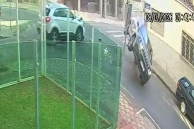 Acidente ocorreu na manhã desta quarta-feira (8/7), no  cruzamento das ruas Quintiliano Silva e Rafael Magalhães, no Santo Antônio, Região Centro-Sul de BH -  (crédito: Reprodução)
