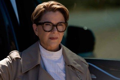 Annette Bening usa &oacute;culos e tem cabelos curtos em cena da s&eacute;rie Lucky -  (crédito: Apple TV/Divulga&ccedil;&atilde;o)