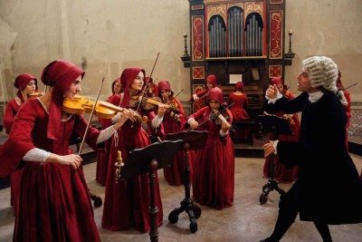 A vida da violinista Cecilia (Tecla Insolia, à esquerda) se transforma quando ela conhece Vivaldi (Michele Riondino), seu professor de música  -  (crédito: Kimberley Ross/Divulgação)