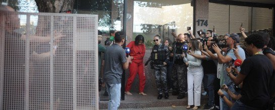 Diarista saindo do apartamento em BH -  (crédito: Alexandre Guzanshe/EM/D.A Press)