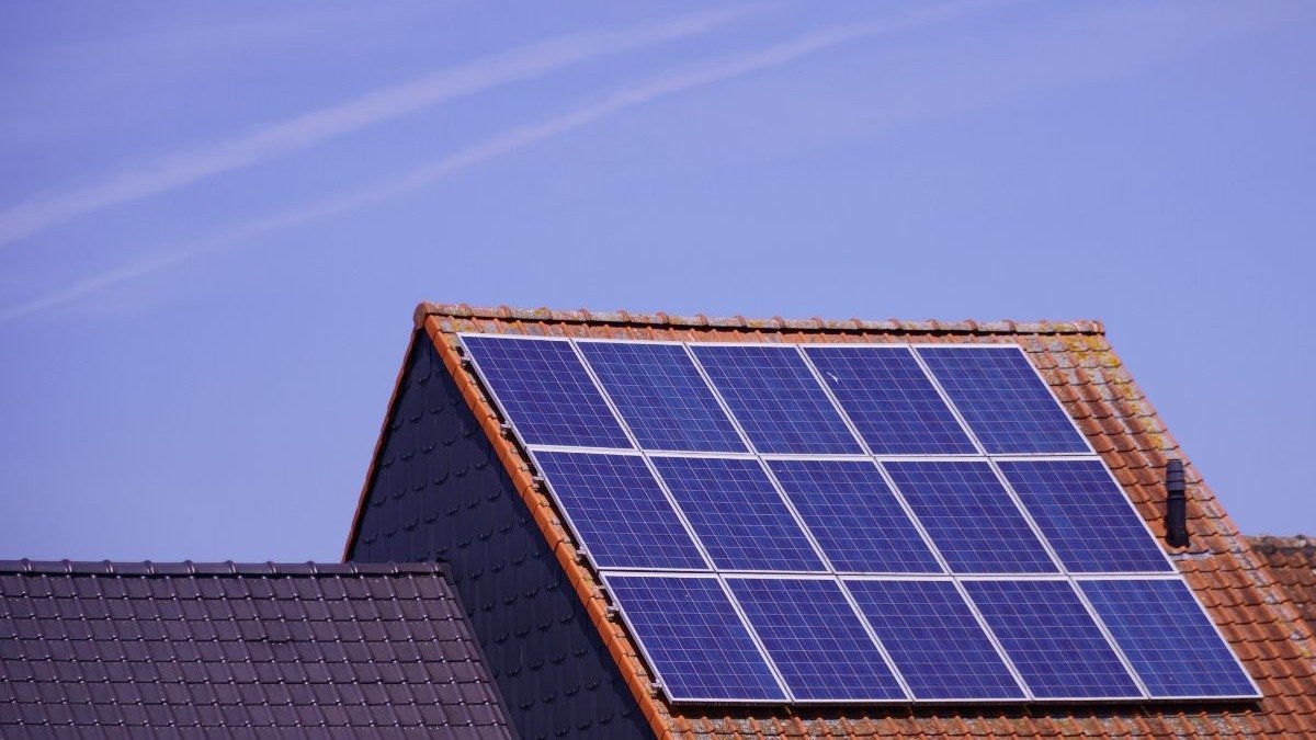 Sistemas fotovoltaicos em resid&ecirc;ncias se tornam mais acess&iacute;veis com incentivos financeiros e linhas de cr&eacute;dito. -  (crédito:  Jan Van Bizar de Pexels)