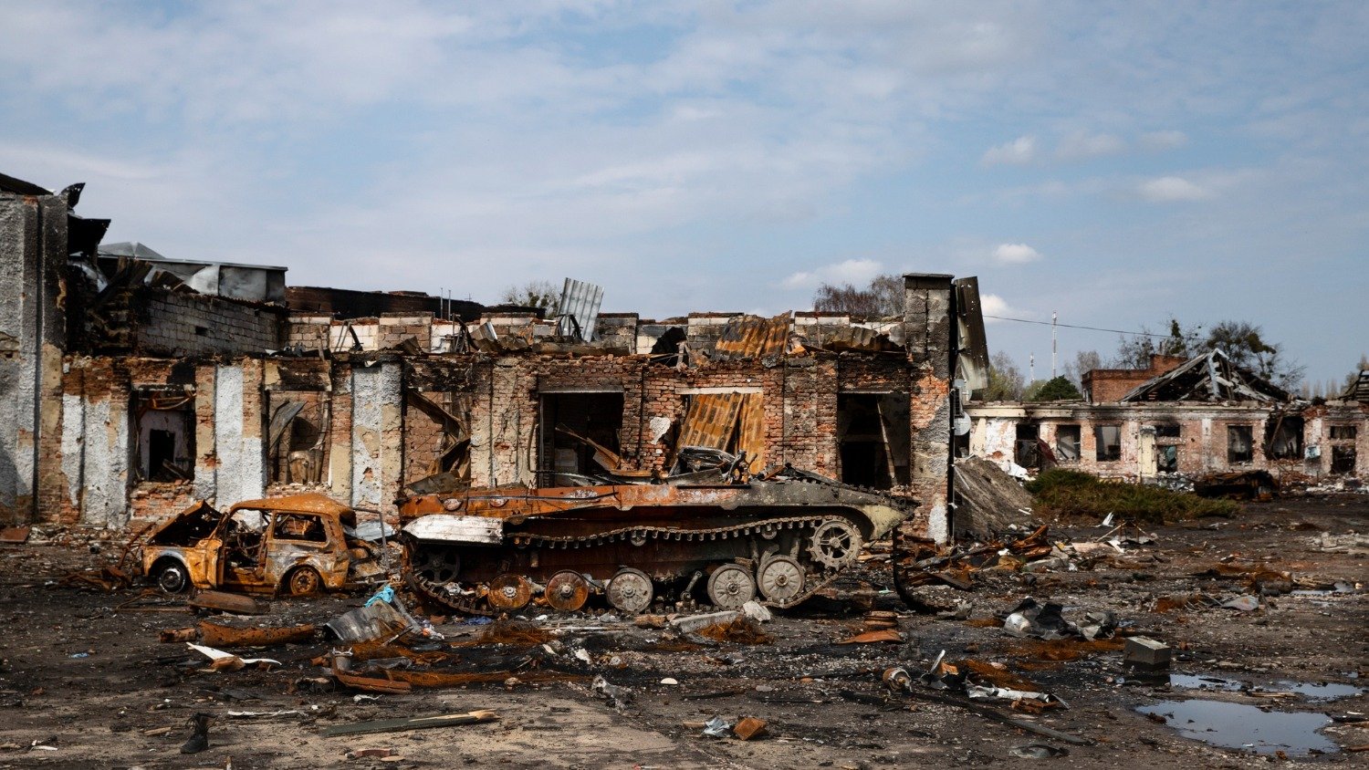 A devasta&ccedil;&atilde;o mostrada em campo &eacute; a realidade por tr&aacute;s dos termos guerra, conflito armado e opera&ccedil;&atilde;o militar, que impactam civis e infraestrutura. -  (crédito: Freepik)