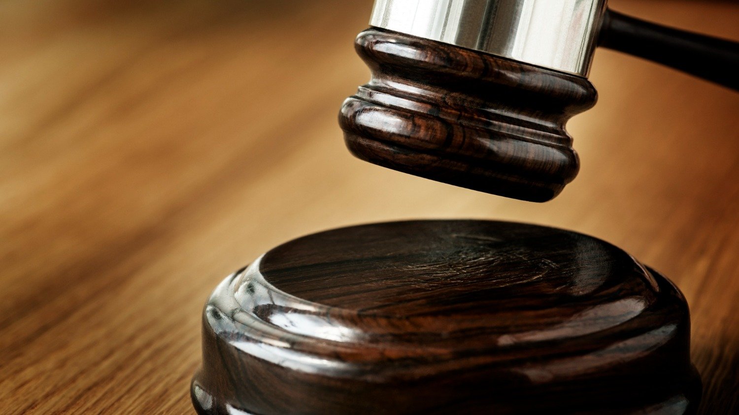 O martelo de juiz &eacute; o s&iacute;mbolo do Poder Judici&aacute;rio, pe&ccedil;a central na distin&ccedil;&atilde;o de pap&eacute;is no sistema de justi&ccedil;a brasileiro. -  (crédito: Freepik)
