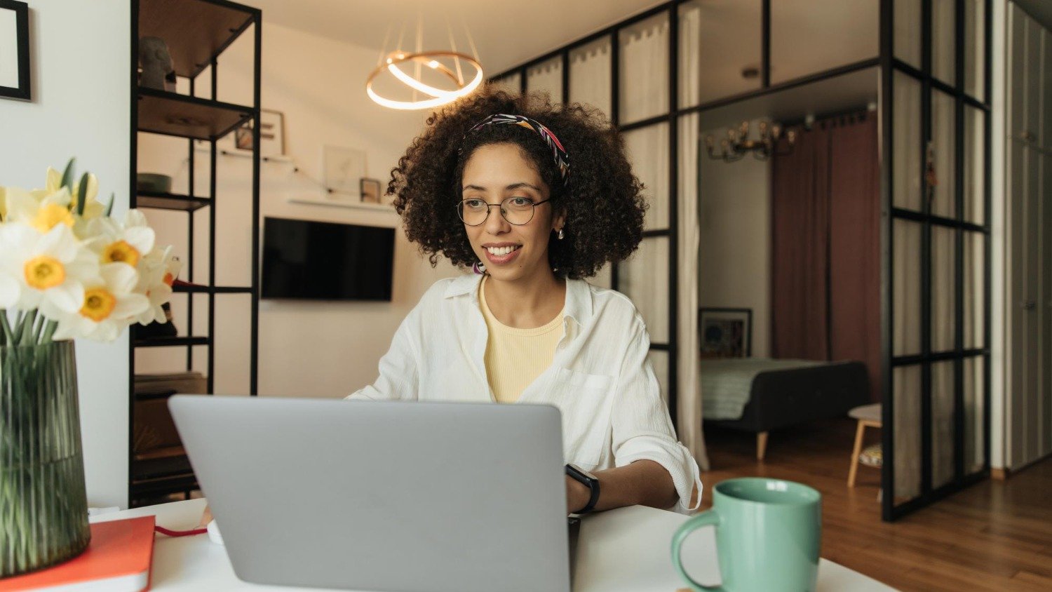 A flexibilidade do home office impulsiona a busca por qualidade de vida em cidades pr&oacute;ximas a Belo Horizonte, redefinindo o conceito de moradia. -  (crédito: Freepik)