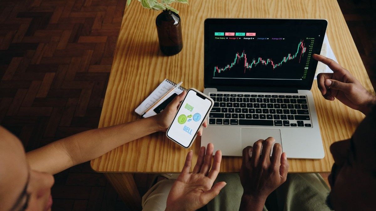 A populariza&ccedil;&atilde;o dos investimentos online exige cautela para evitar cair em golpes financeiros disfar&ccedil;ados de oportunidades. -  (crédito: Eliza Alves de baseimage)