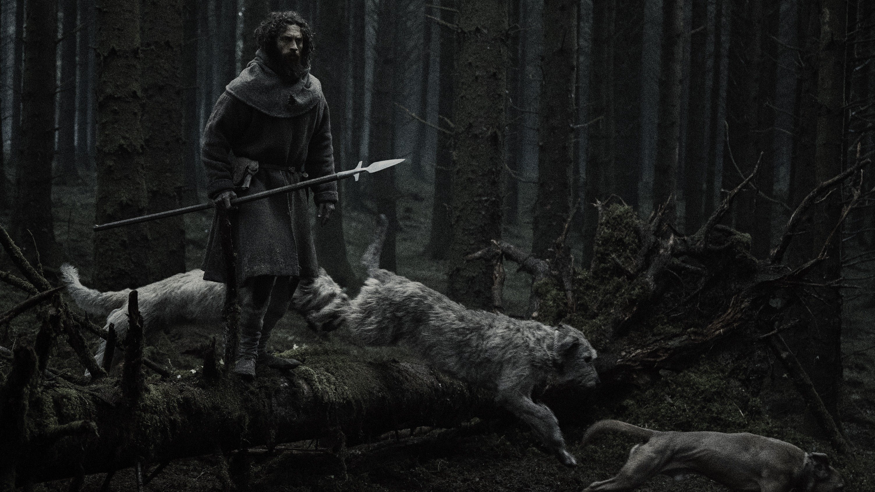 Cena de "Lobis-Homem" de Robert Eggers retrata o sombrio universo medieval que envolve a transforma&ccedil;&atilde;o do protagonista. -  (crédito: Universal / divulga&ccedil;&atilde;o)
