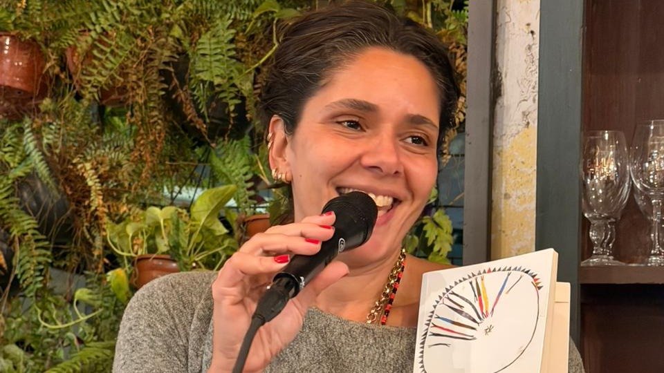 Raquel Pedras durante o projeto "Quinta dos Bons Encontros", levando poesia ao p&uacute;blico na Cozinha Santo Ant&ocirc;nio, em Belo Horizonte. -  (crédito: Ju Duarte)