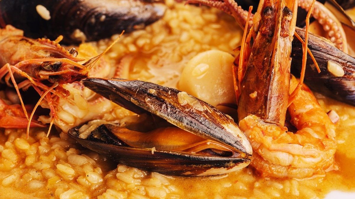 O arroz do mar &eacute; uma op&ccedil;&atilde;o sofisticada que une a cremosidade e a intensidade dos sabores do litoral, conforme a receita apresentada. -  (crédito: antalexstudio)