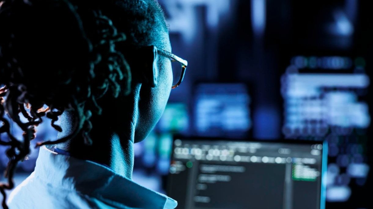 O aumento dos golpes digitais durante as f&eacute;rias exige vigil&acirc;ncia constante contra as novas t&aacute;ticas de cibercriminosos. -  (crédito: FreePik)