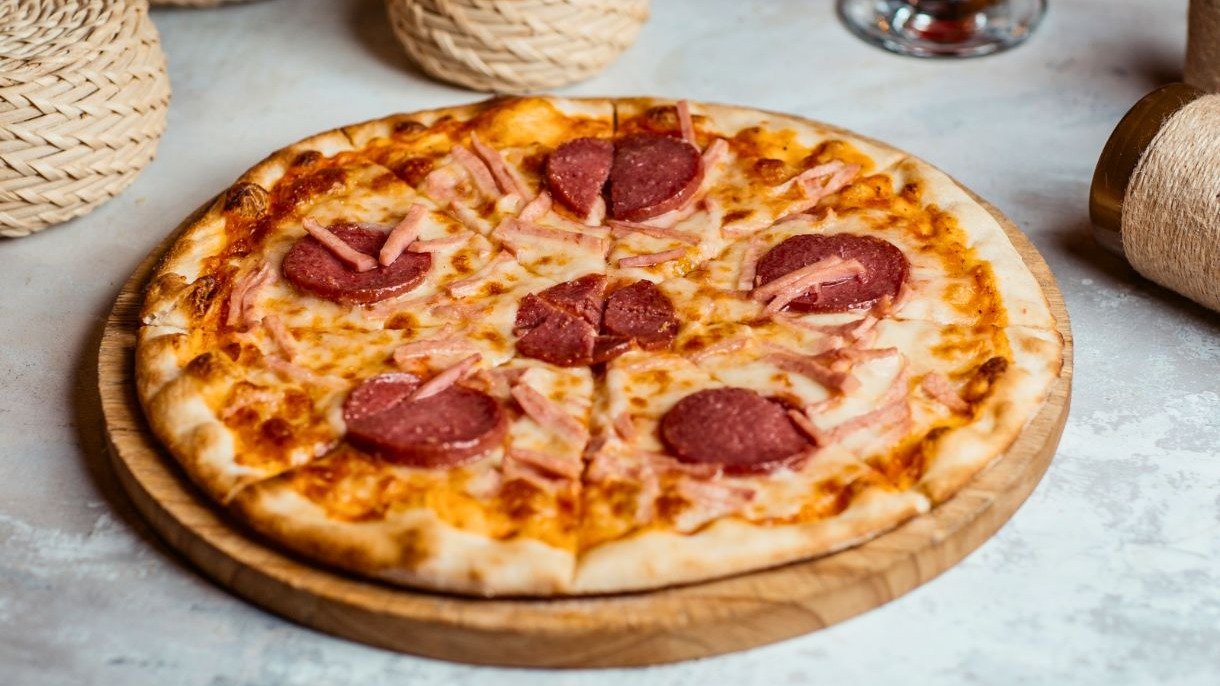 A pizza se mant&eacute;m entre os pratos mais pedidos por delivery no interior do Brasil, conforme pesquisa recente sobre h&aacute;bitos de consumo. -  (crédito: FreePik)