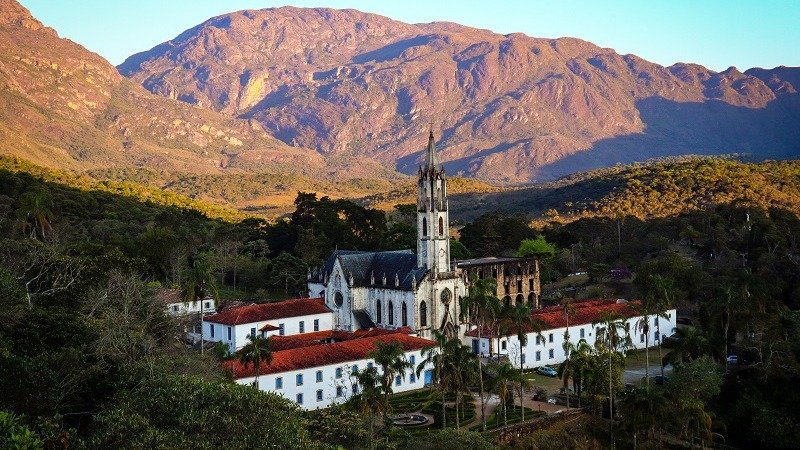 O Santu&aacute;rio do Cara&ccedil;a, com sua ic&ocirc;nica igreja neog&oacute;tica e paisagem montanhosa, oferece ref&uacute;gio para reconex&atilde;o e "detox digital". -  (crédito: Pedro Thomasi)