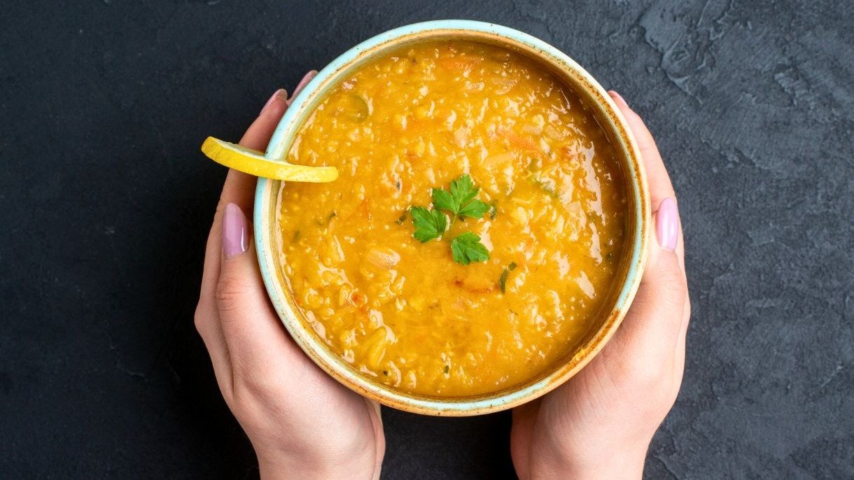 Sopas completas com leguminosas, como a da imagem, s&atilde;o aliadas para saciedade e nutri&ccedil;&atilde;o em dias frios, sem comprometer o emagrecimento. -  (crédito: FreePik)