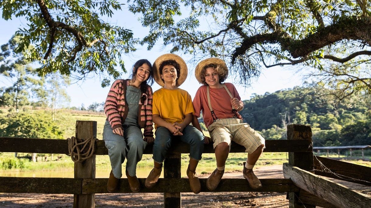 Os protagonistas de "Chico Bento 2: Sardade" em um momento descontra&iacute;do durante as filmagens do novo longa. -  (crédito: Adriano Vizoni / Piv&ocirc; Audiovisual )