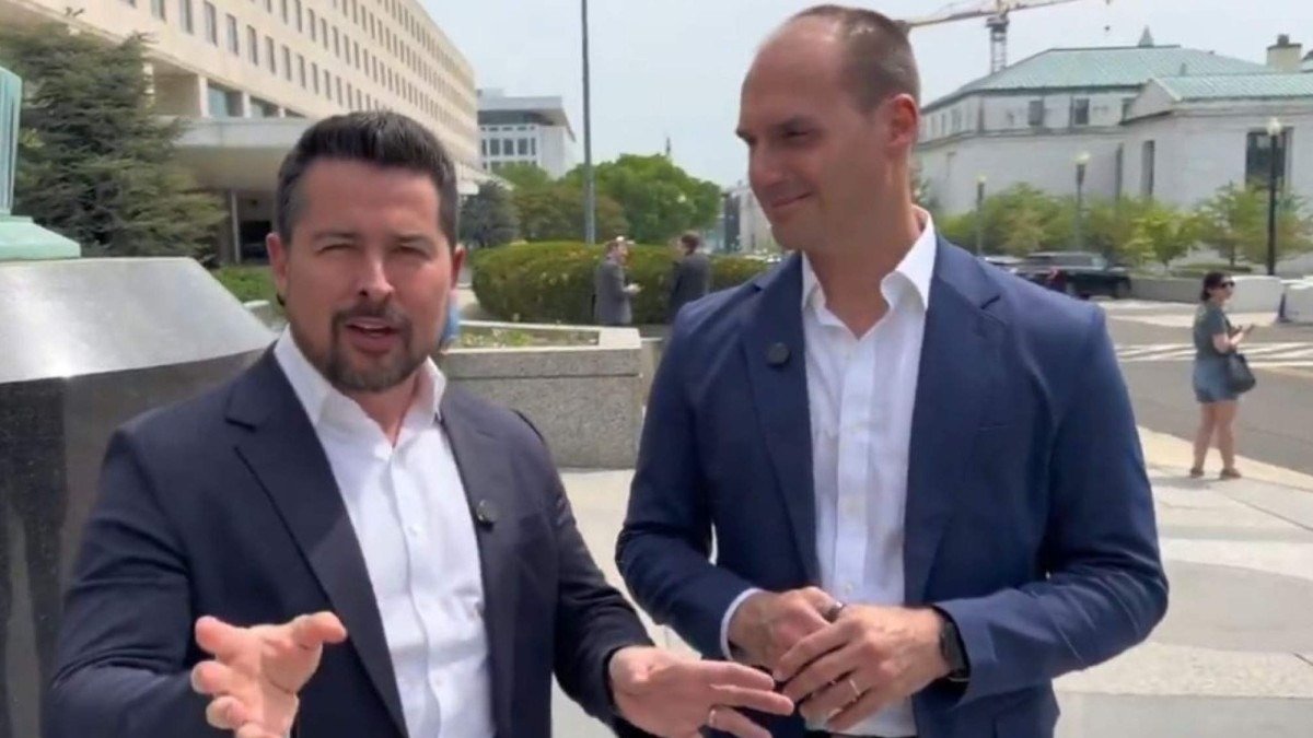 Paulo Figueiredo (esq.) e Eduardo Bolsonaro (dir.) em Washington, EUA. -  (crédito: Reprodu&ccedil;&atilde;o/X)