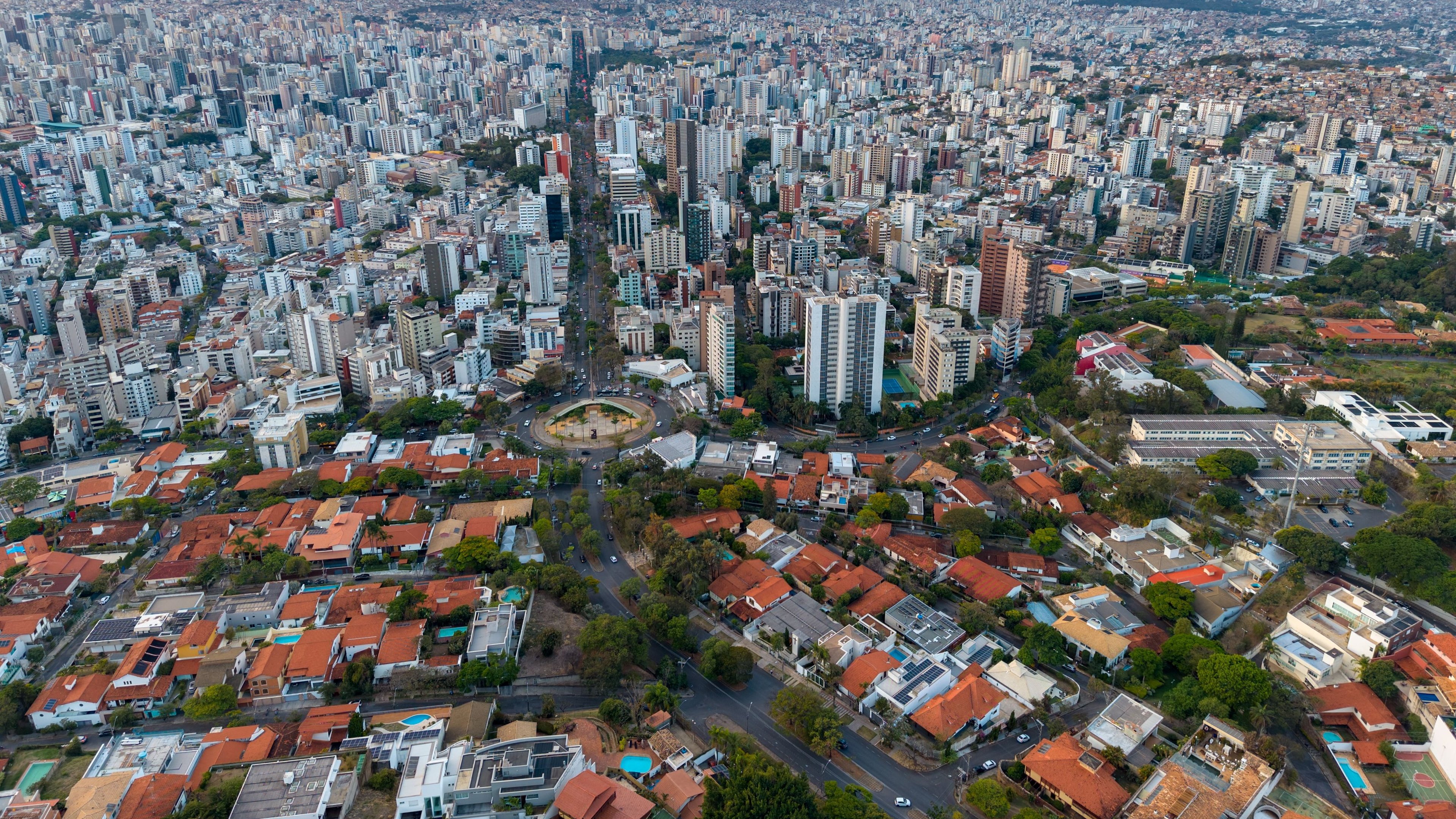 A paisagem urbana de Minas Gerais, palco do mineir&ecirc;s, um dialeto que reflete a rica identidade cultural do estado. -  (crédito: Pexels)