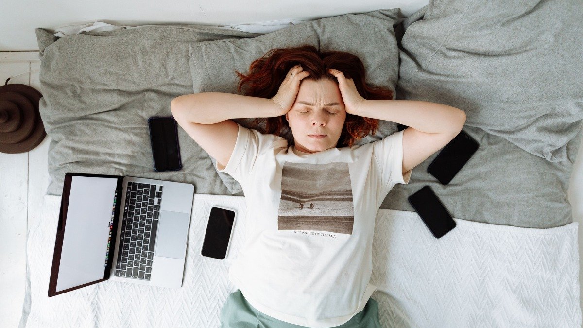 O uso excessivo de telas, como celulares e laptops, tem sido associado ao aumento de casos de ansiedade e depress&atilde;o em jovens. -  (crédito: Pexels)