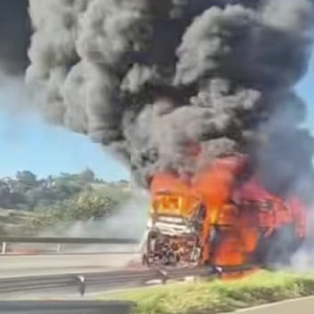 Incêndio destrói ônibus lotado de passageiros na BR-381