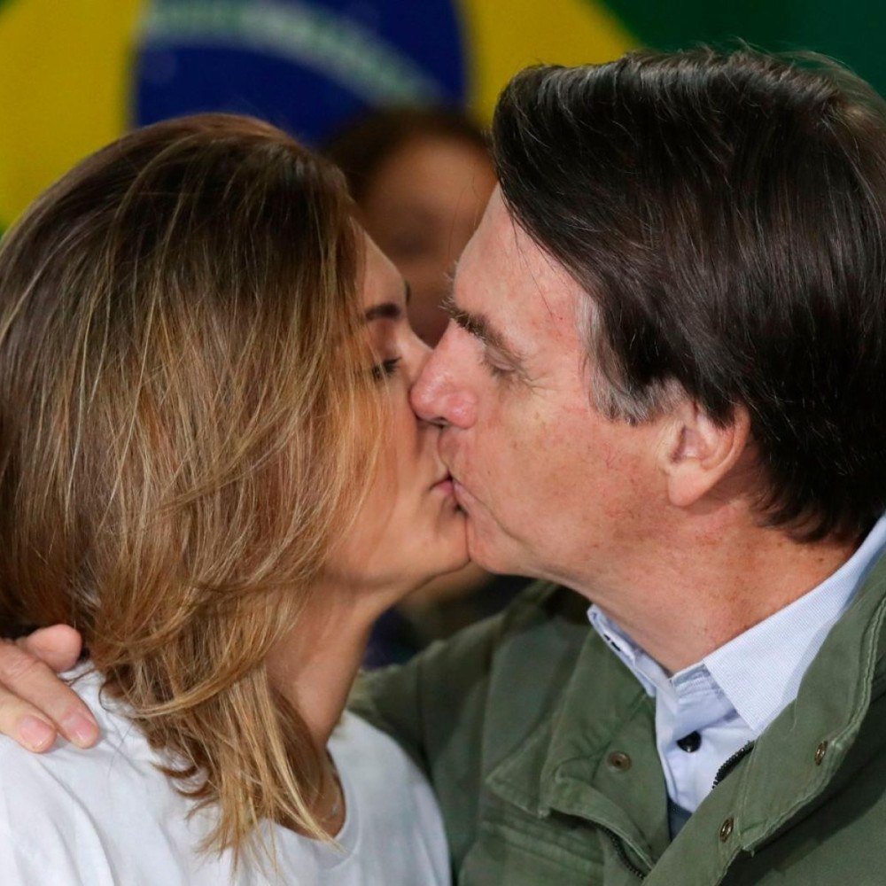 Michelle ensinou Bolsonaro a beijar na boca, diz líder do PL