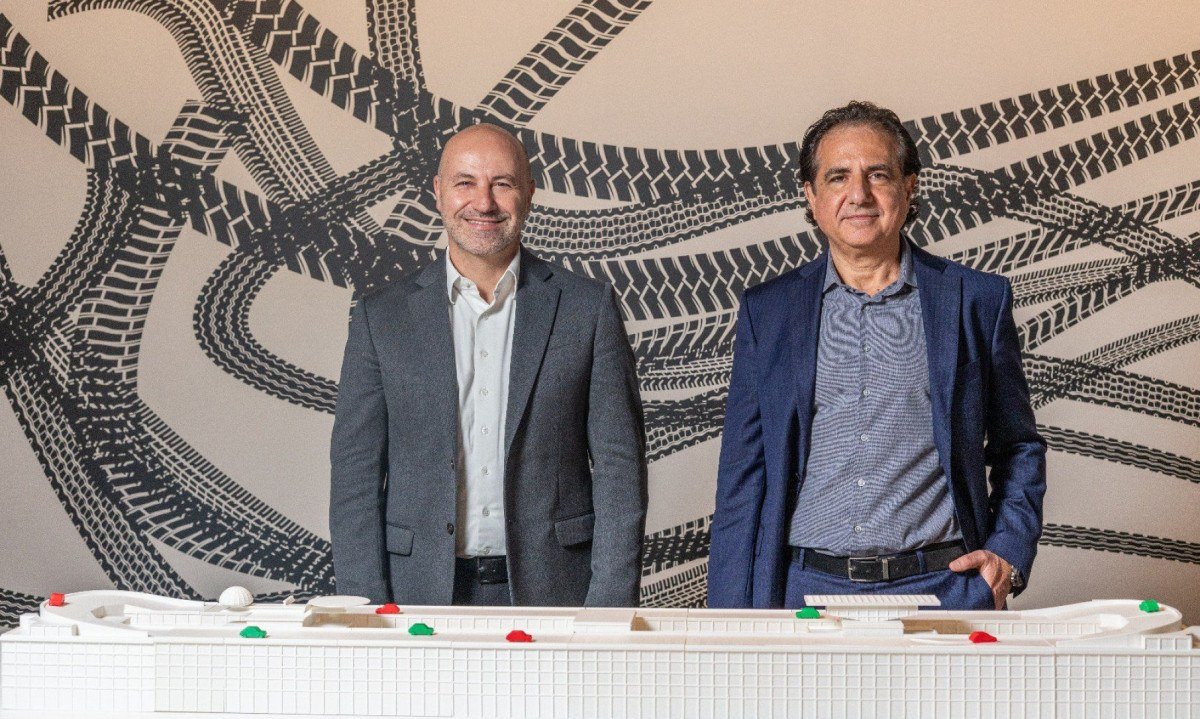 Os presidentes da Stellantis para a Am&eacute;rica do Sul, Herlander Zola, e da Casa Fiat de Cultura, Massimo Cavallo, est&atilde;o lado a lado e sorriem para a c&acirc;mera