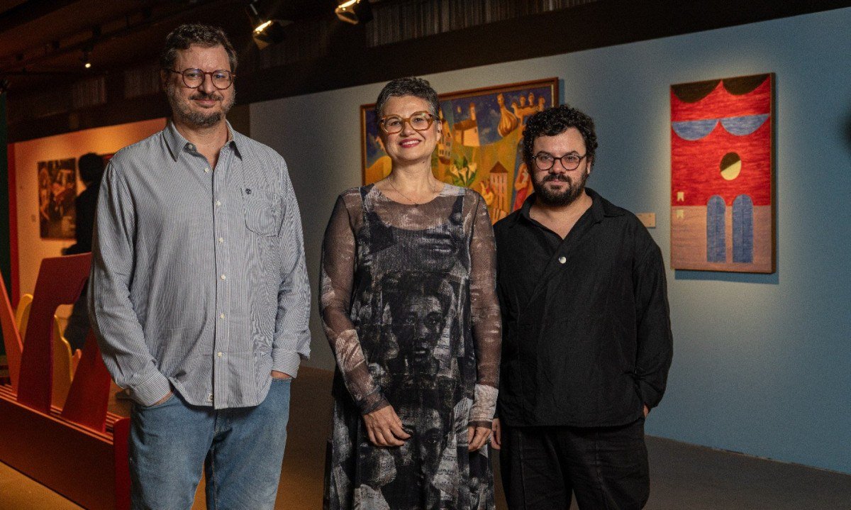 Os curadores Marcos Rozen, Mercedes Trist&atilde;o e Yuri Quevedo, est&atilde;o lado a lado, na Casa Fiat de Cultura