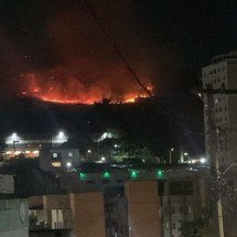 Incêndio de grandes proporções atinge vegetação no Jardim Alvorada, em BH - Reprodução