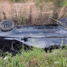 Carro capota dentro de córrego e deixa motorista ferido na Grande BH - Corpo de Bombeiros/Reprodução