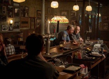 Titus Welliver e JK Simmons vivem policial corrupto e chefão do crime em 'Donos do Oeste' -  (crédito: MGM/divulgação)