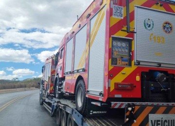 Incêndio ameaça caminhões dos bombeiros durante transporte pela BR-251 -  (crédito: Corpo de Bombeiros/Reprodução)
