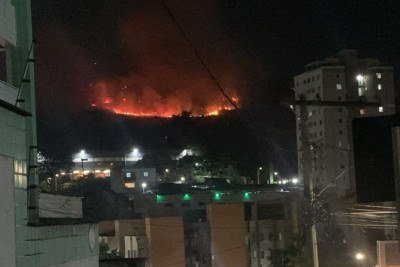 Incêndio no Bairro Jardim Alvorada pôde ser visto do Bairro Castelo -  (crédito: Reprodução)
