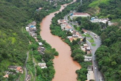 Trecho do Rio das Velhas, em Sabará -  (crédito: Leandro Couri/EM/D.A.Press - Arquivo - 13/3/2026)