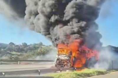Chamas se alastraram e destru&iacute;ram todo o ve&iacute;culo -  (crédito: Reprodu&ccedil;&atilde;o)