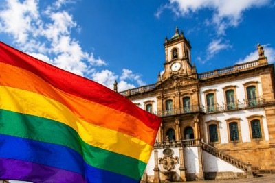 Ouro Preto avança no acolhimento à comunidade LGBTQIAPN+ e reafirma que turismo de verdade se faz com respeito, segurança, pertencimento e orgulho  -  (crédito: Arte sobre foto de Edésio Ferreira/EM)