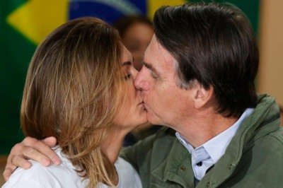 O beijo de Michelle e Jair Bolsonaro -  (crédito: AFP / POOL / RICARDO MORAES - 28/10/2018)