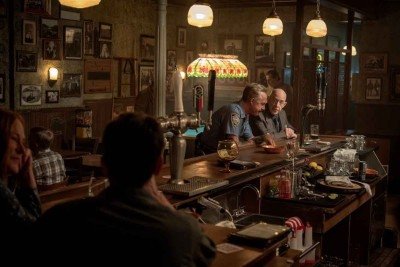 Titus Welliver e JK Simmons vivem policial corrupto e chefão do crime em 'Donos do Oeste' -  (crédito: MGM/divulgação)