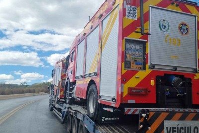 Incêndio ameaça caminhões dos bombeiros durante transporte pela BR-251 -  (crédito: Corpo de Bombeiros/Reprodução)